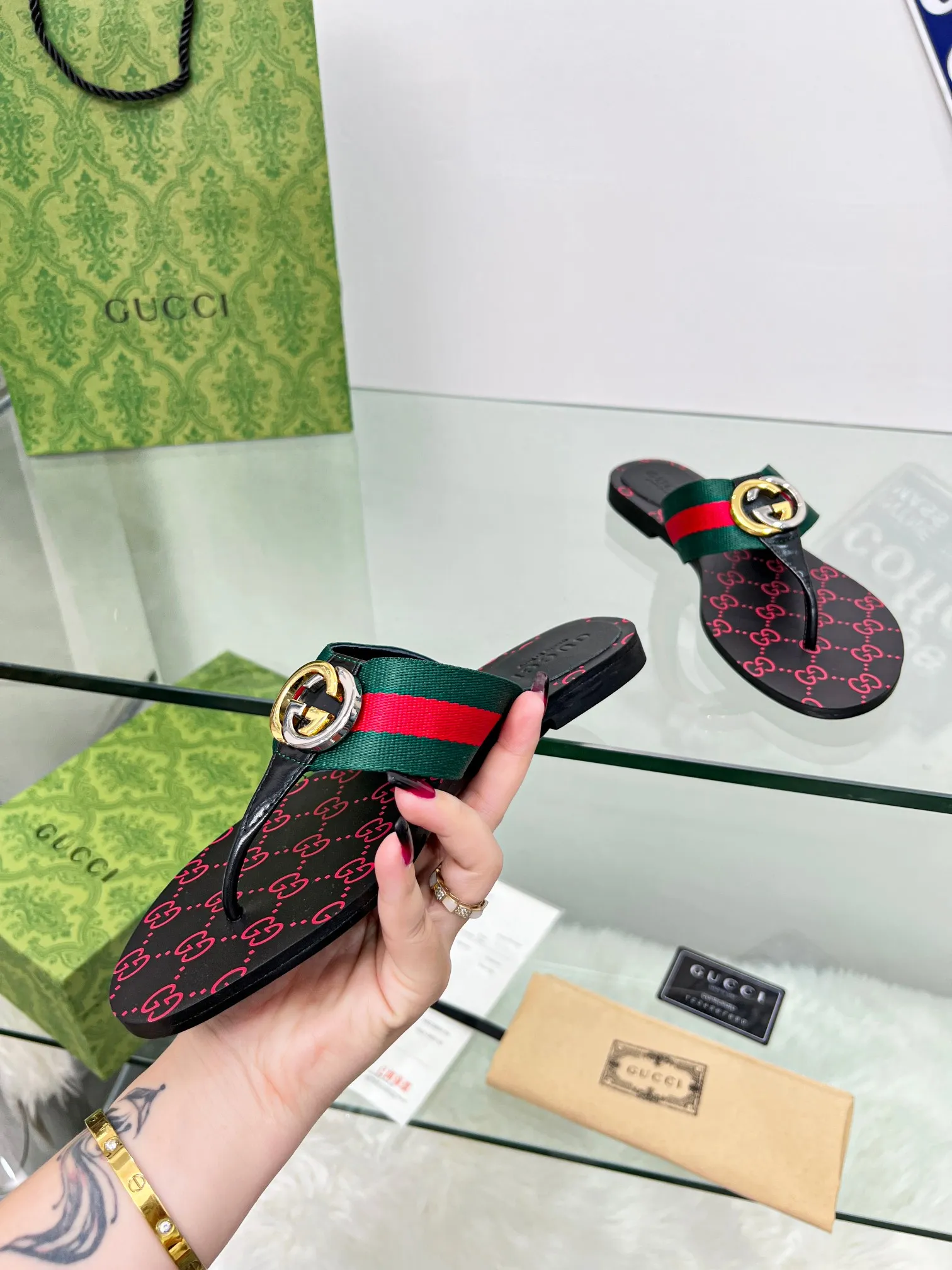 👟👟Ex-factory price 280👟👟 Gucci·Gucci💗 Classic flip-flops.  This is an amazing shoe, a luxury brand loved by celebrities and Internet celebrities😼The original hardware of the counter is gold and silver with double G buckles. 1:1 reproduction purely handmade.  German technology 3D printing logo.  Number of yards 35-45
